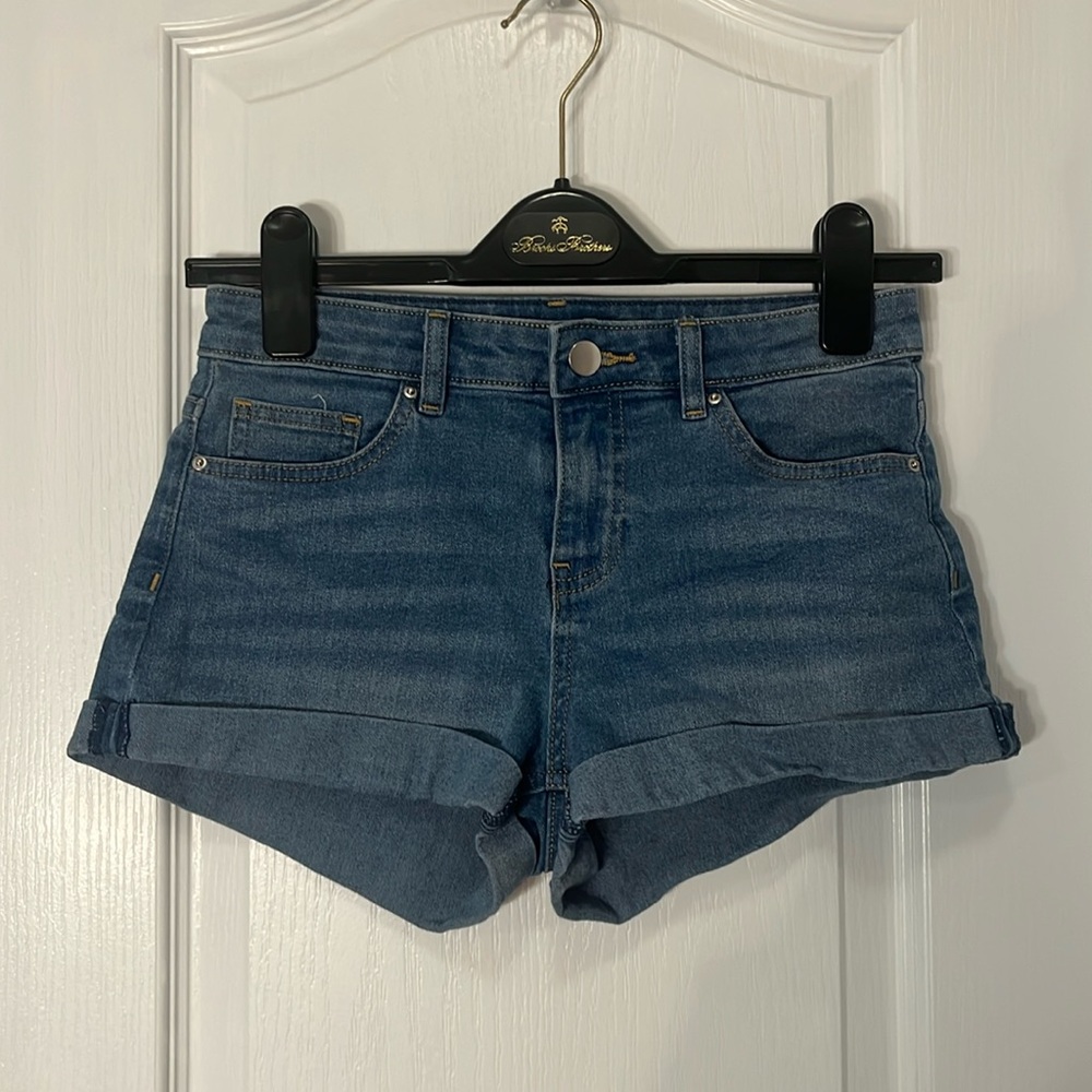 Super cute denim shorts 🦋